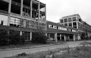 The abandoned and decaying Packard Motor Car Manufacturing plant, built in 1907 and designed by Albert Kahn, is seen near downtown Detroit, Michigan June 21, 2009. As communities from Buffalo to Milwaukee struggle with shuttered factories and vacant neighborhoods, some have turned abandoned properties into parks, gardens and other open space, even going so far as to plow under entire neighborhoods. In Flint, Michigan, the birthplace of General Motors, a pioneering program that allows local government to capture profits from tax foreclosures has generated funds to demolish over 1,000 abandoned homes in the past five years. Picture taken June 21. REUTERS/Rebecca Cook (UNITED STATES TRANSPORT BUSINESS EMPLOYMENT)